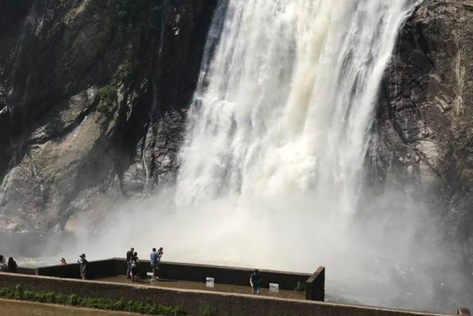 Montmorency-falls-water-hitting-river-podium-shower