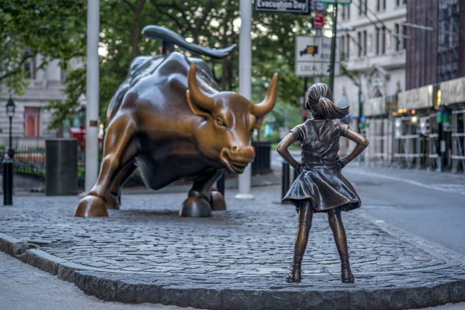 the-feerless-girl-statue-facing-charging-bull