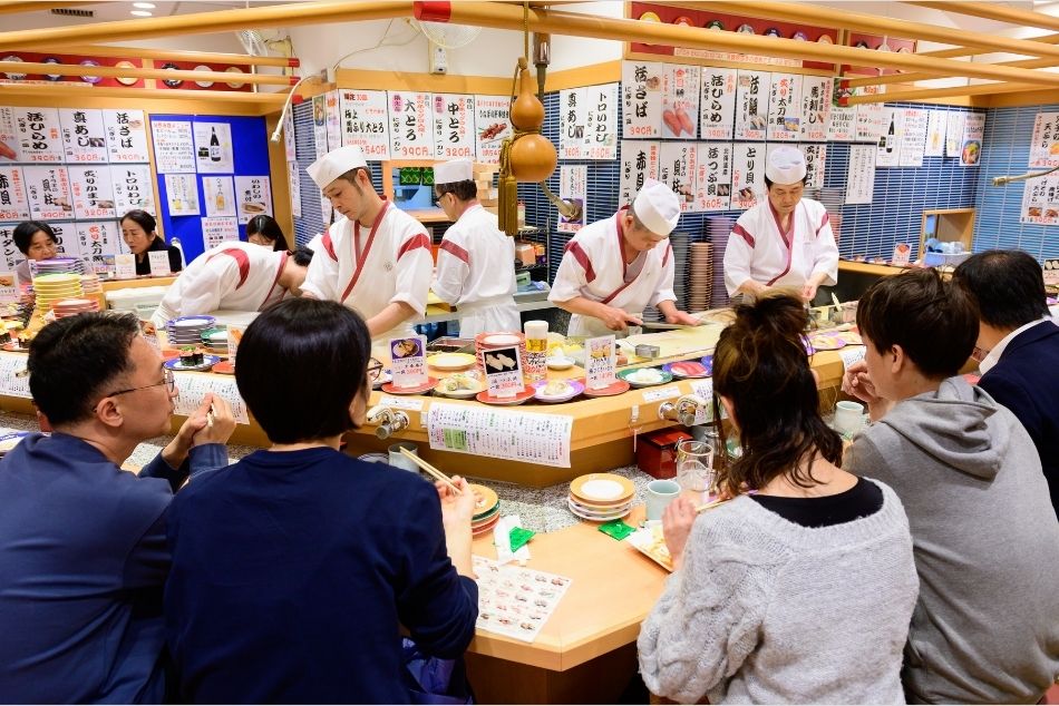 conveyor-belt-sushi-restaurant-in-Fukuoka