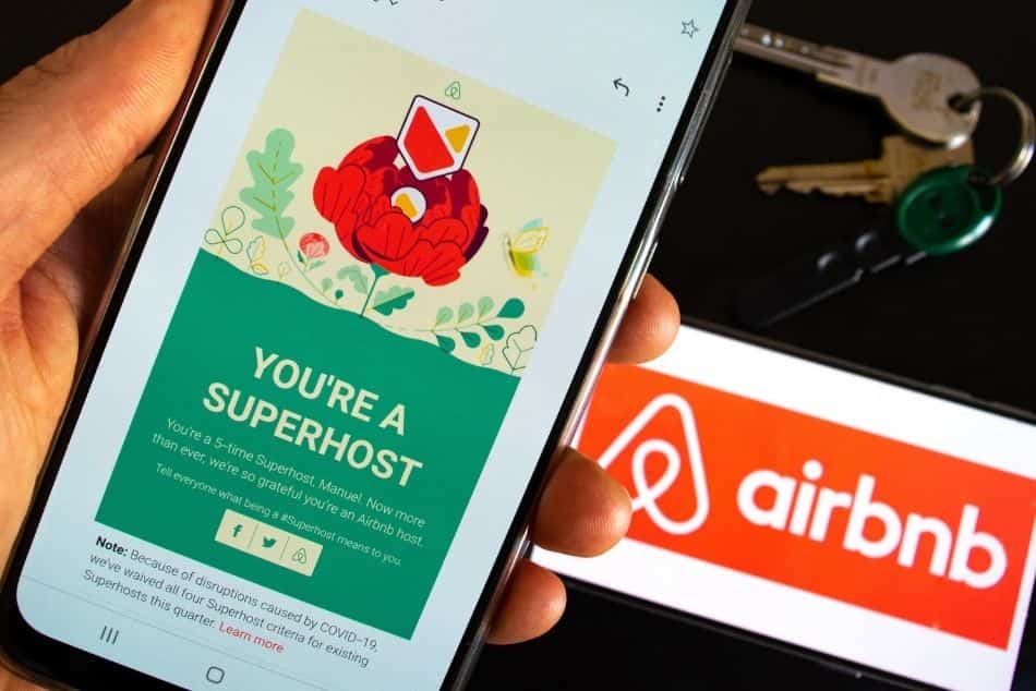 airbnb-super-host-smartphone-email